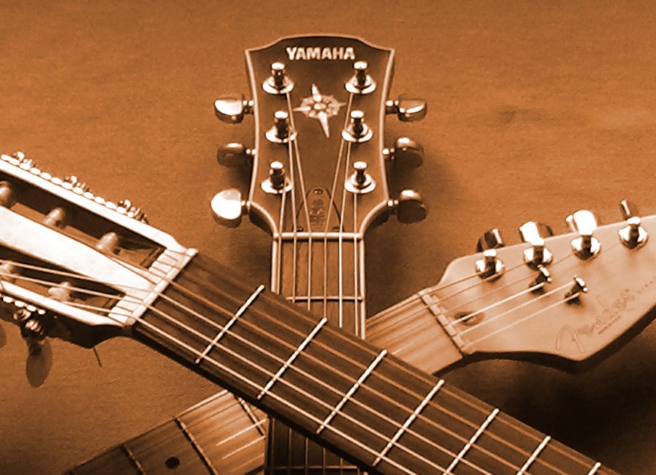 Foto von gekreuzten Gitarrenhälsen