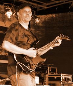 Foto von Norbert Strauß mit E-Gitarre