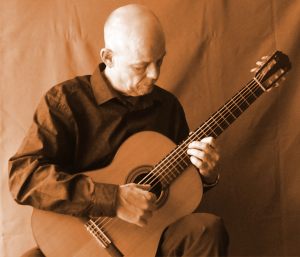 Foto von Norbert Strauß mit Konzertgitarre