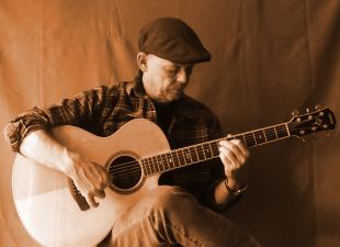 Foto von Norbert Strauß mit Westerngitarre